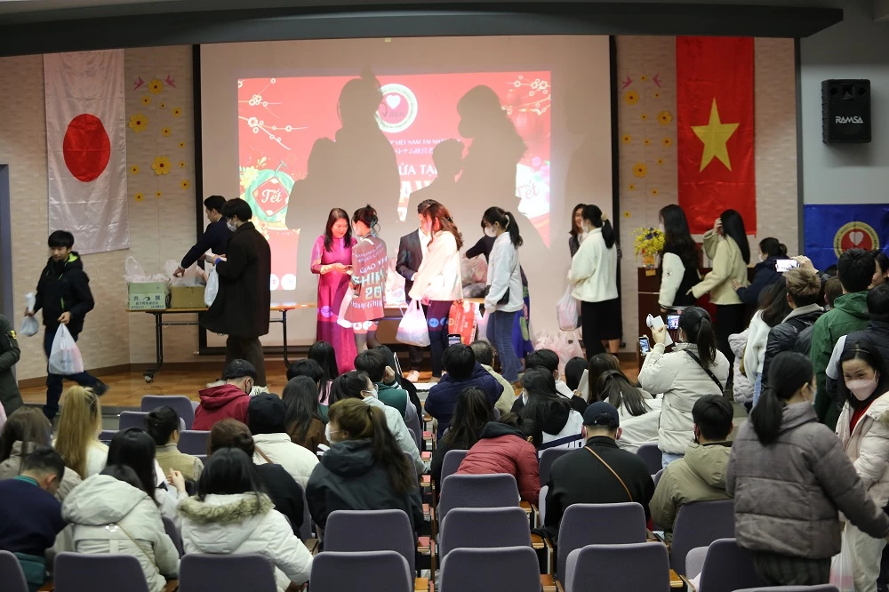 Ban tổ chức trao tặng hiện vật, hiện kim cho cộng đồng người Việt Nam bị ảnh hưởng của động đất tại Nhật Bản.