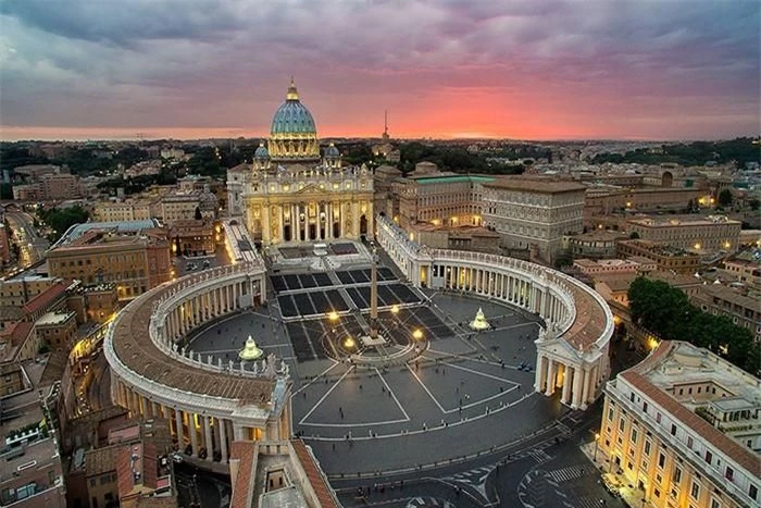 Nói đến quốc gia nhỏ nhất thế giới thì phải là Vatican, Vatican có diện tích nhỏ nhất và dân số ít nhất thế giới. Diện tích đất liền ở đây chỉ là 0,44 km2, nếu bạn vẫn chưa rõ về diện tích thì có thể so sánh, với diện tích của Quảng trường Thiên An Môn ở Trung Quốc cũng gần 0,44 km2.