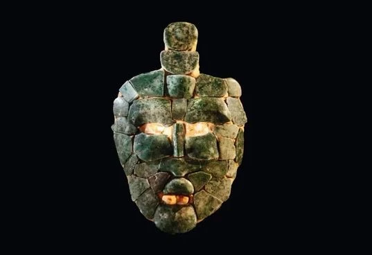 Báu vật đáng sợ trong mộ vua Maya là mặt nạ biểu trưng cho đầu của một vị thần - Ảnh: RUBÉN SALGADO ESCUDERO