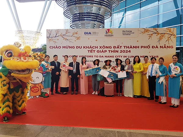 Chào đón các vị khách đầu tiên trên chuyến bay VN628 "xông đất" Đà Nẵng năm mới Giáp Thìn 2024.