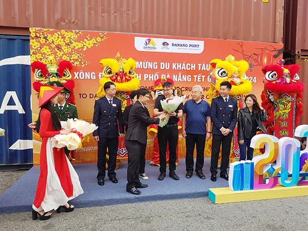 Phó Giám đốc Sở Du lịch Đà Nẵng Tán Văn Vương tặng hoa chào mừng Chủ tịch tàu Dream Cruise Vương Văn Lai cùng ban lãnh đạo tàu.