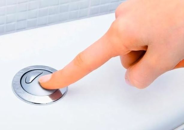 Tại sao có 2 nút xả trên bồn cầu, xả nước phải đậy nắp?