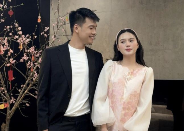 Dàn WAGs diện áo dài tình tứ bên chồng ngày đầu năm: Nhan sắc Võ Nhật Linh, Ngô Tố Uyên gây chú ý