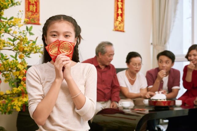 Vì phong bao lì xì bố mẹ chồng cho các cháu mà tôi suýt đôi co với ông bà trong ngày đầu năm mới