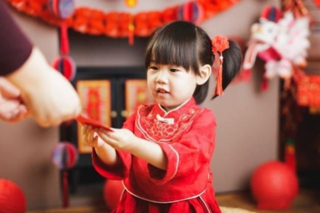 Bà ngoại lì xì cháu 10 triệu, trong khi bà nội chỉ cho 1 triệu: Ông bố đang muối mặt, nghe vợ giải thích liền vỡ lẽ