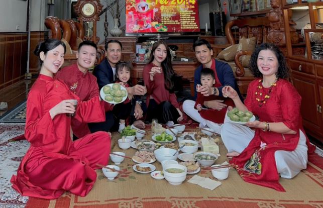 Quang Hải và Chu Thanh Huyền diện áo dài đỏ rực rỡ khai xuân