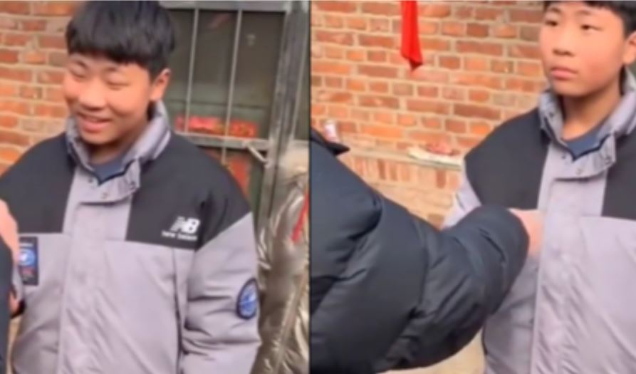 Cậu bé đổi sắc mặt nhanh như chớp ngay khi được nhận lì xì, xem mà cười ngất: Trẻ nhỏ đúng là trung thực!