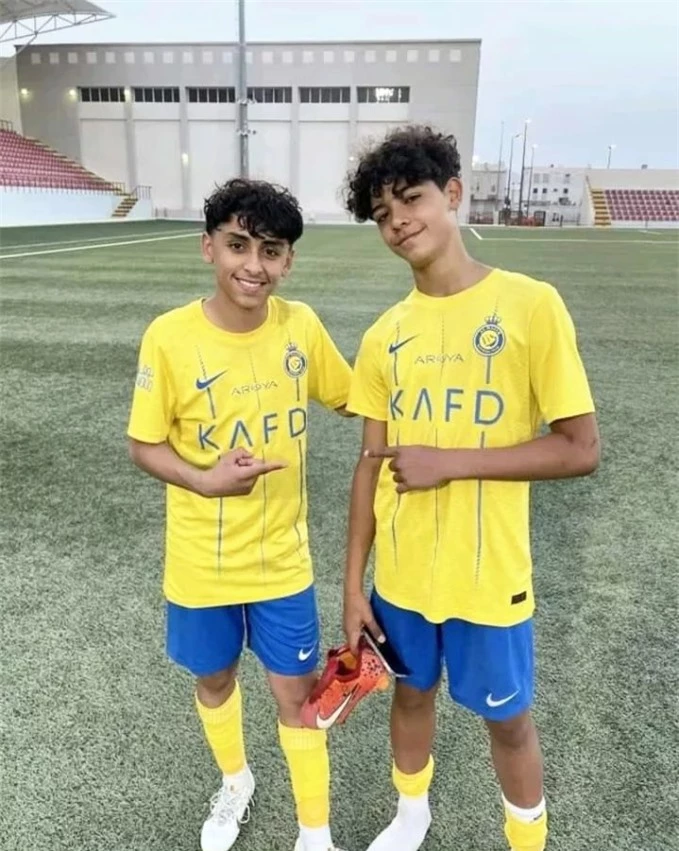 Con trai cả của Ronaldo (phải) vừa cùng các đồng đội tại U13 Al Nassr lên ngôi vô địch