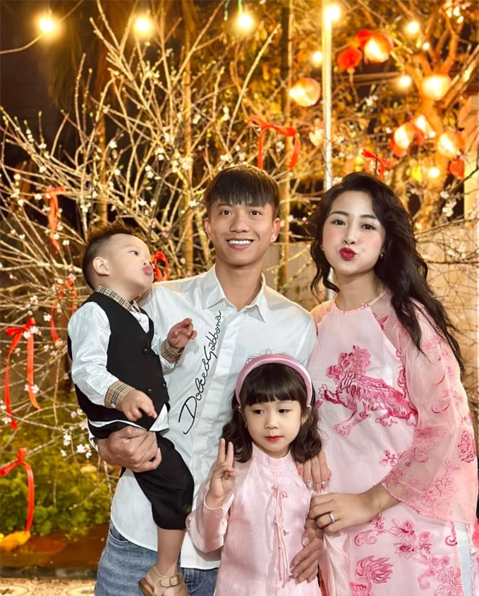 Gia đình Phan Văn Đức khoe bức ảnh đầu tiên của năm mới 2024. Nàng WAG Võ Nhật Linh cùng con gái dâu tây diện áo dài cực xinh