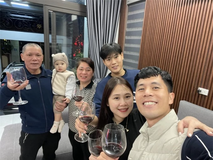 Gia đình Đình Trọng cùng uống rượu vang năm mới 