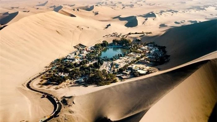 Nằm cách thành phố biển Ica 4 km, ốc đảo Huacachina hiện ra như một chốn siêu thực chỉ có trong phim. Theo truyền thuyết cổ, Huacay China, một cô gái xinh đẹp trong vùng, đang tắm tiên dưới hồ nước thì bị một chàng thợ săn trẻ phát hiện. Nàng Huacay bỏ chạy khi thấy bóng người lạ trong tấm gương soi. Gương vỡ tan biến thành đầm phá, vạt áo dài bung bay, rớt lại phía sau hóa những đụn cát khổng lồ bao quanh.