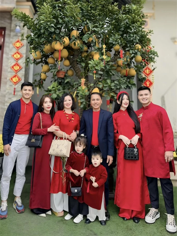 Cả gia đình Quang Hải cùng mặc áo đỏ 