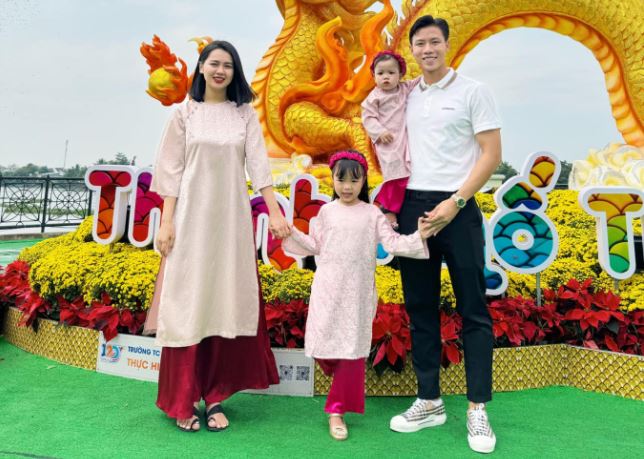 Đội trưởng đội tuyển Việt Nam cùng vợ con năm đầu tiên ăn tết xa quê