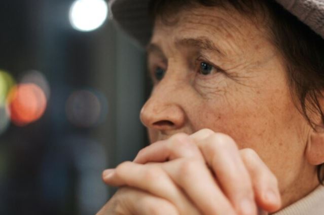 Choáng váng vì mẹ chồng mê mẩn phim truyền hình đến mức mặc kệ cả khách tới chúc Tết