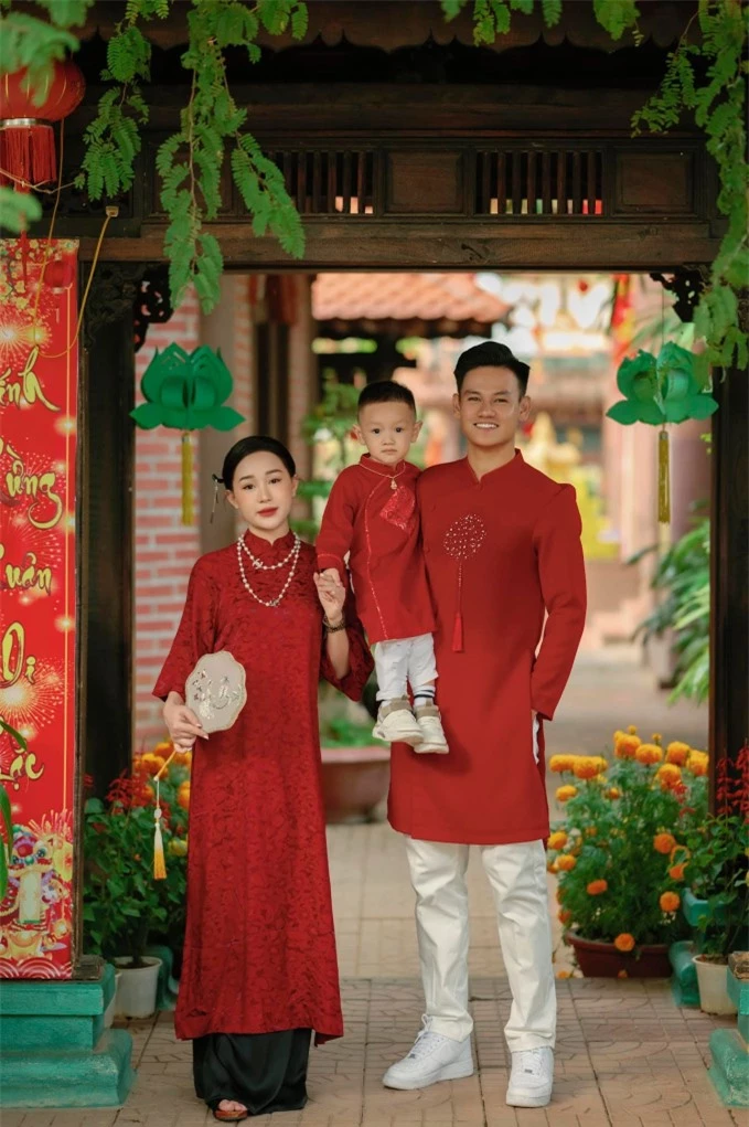  Trên trang cá nhân hậu vệ Hồ Tấn Tài gửi lời chúc mừng đầu năm mới đến toàn thế mọi người kèm theo khoảnh khắc của cả gia đình cùng mặc áo dài đón năm mới 2024