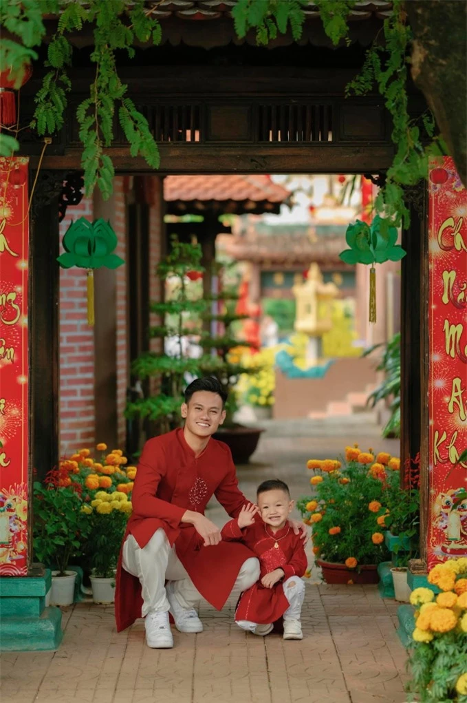 Hồ Tấn Tài bảnh bao cùng con trai đón tết 