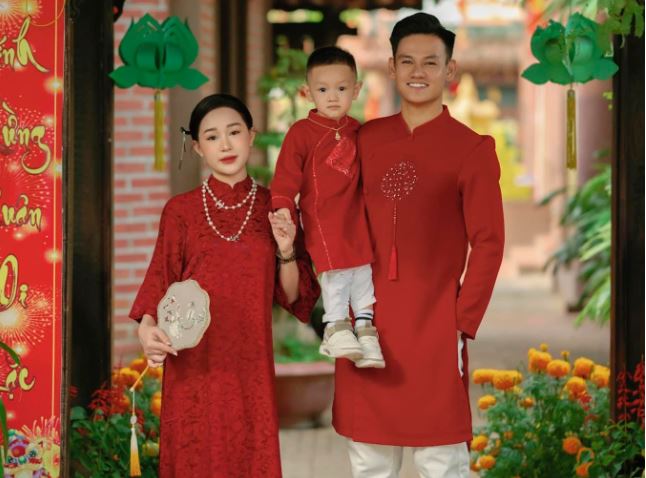 Vợ Hồ Tấn Tài hoá "mợ chảnh" cùng chồng con du xuân