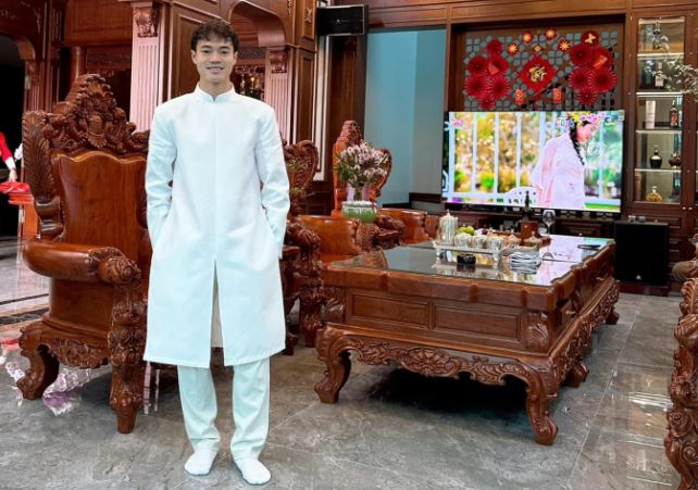 Văn Toàn khai bút đầu năm chốt câu xanh rờn: “Cuối năm lấy vợ”