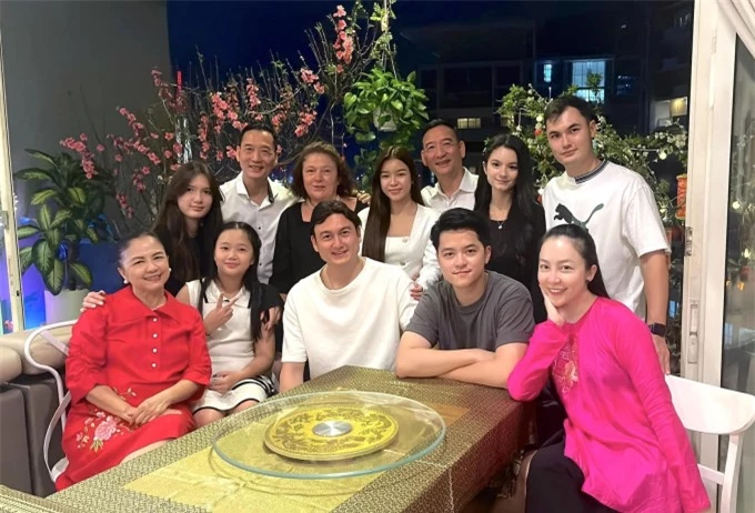 Gia đình Văn Lâm đến chúc tết nhà họ hàng