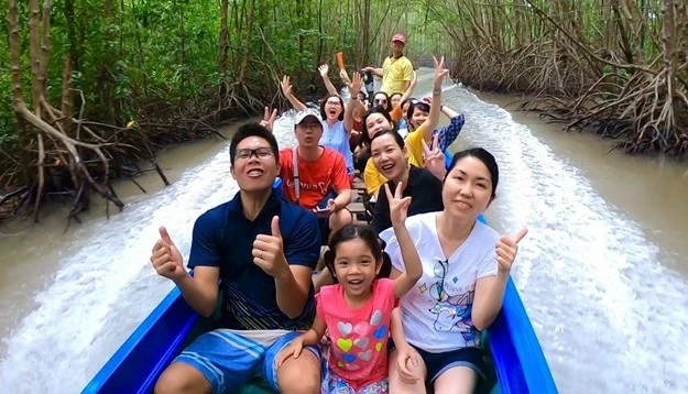 Du khách trải nghiệm xuyên rừng ngập mặn ở Cà Mau bằng canô