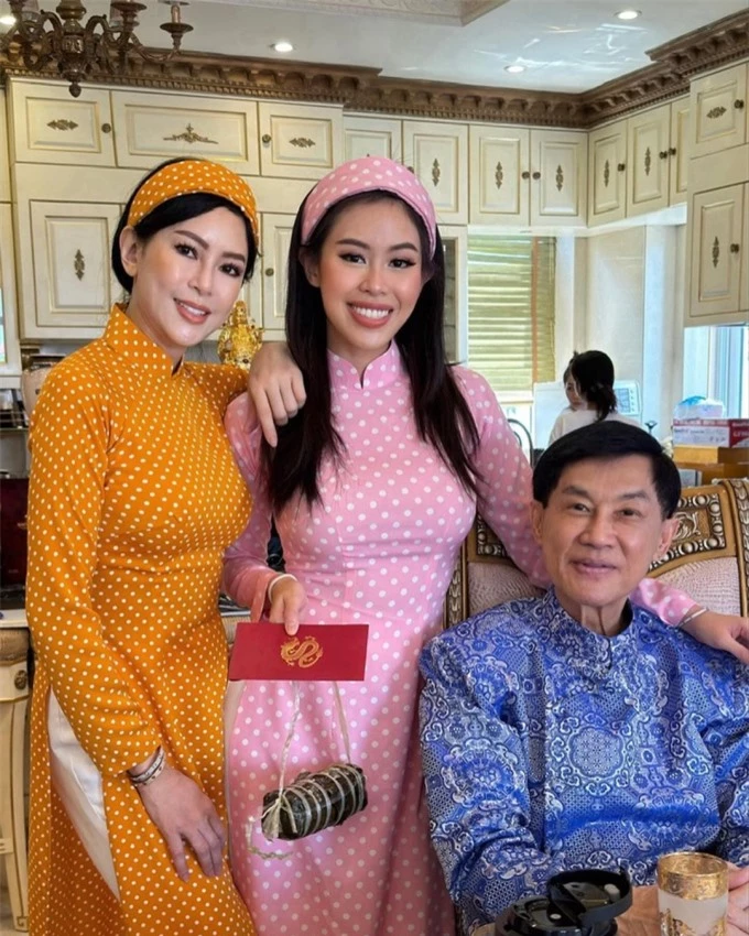 Tiên Nguyễn khoe ảnh chụp cùng với bố mẹ, nhan sắc phu nhân tỷ phú khiến netizen xuýt xoa