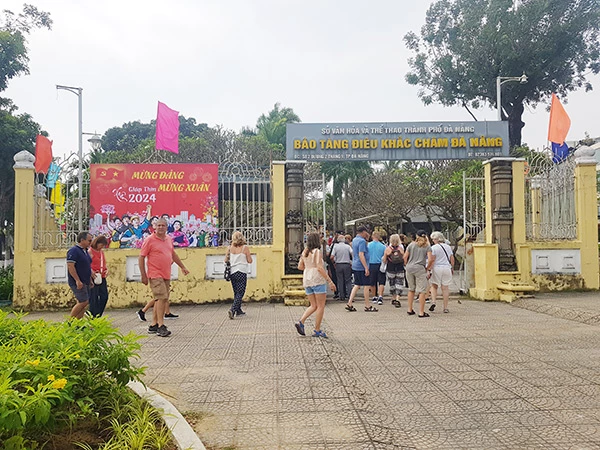 Du khách nước ngoài tham quan Bảo tàng điêu khắc Chăm Đà Nẵng dịp Tết Nguyên đán Giáp Thìn 2024.