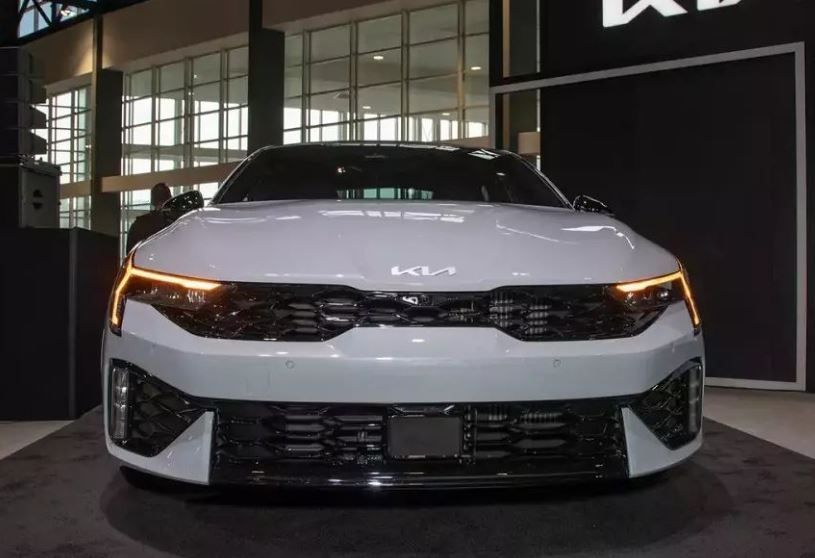 Kia K5 2025 ra mắt: Thêm nhiều trang bị và tính năng, cạnh tranh Toyota Camry