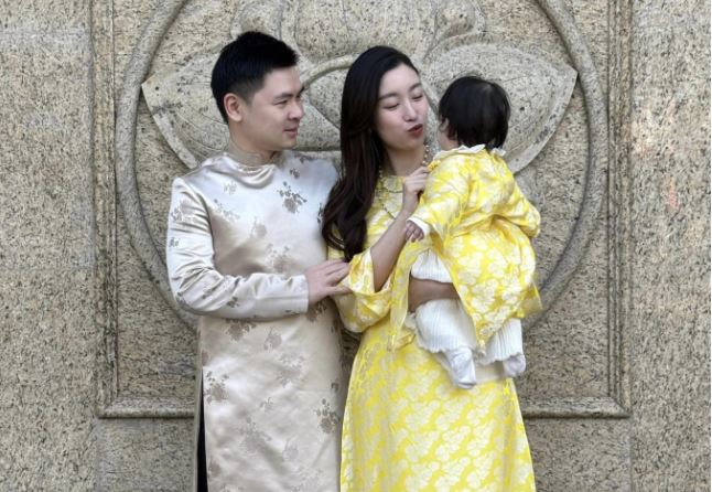 Chủ tịch CLB Hà Nội diện áo dài, tay trong tay tình cảm với hoa hậu Đỗ Mỹ Linh và con gái