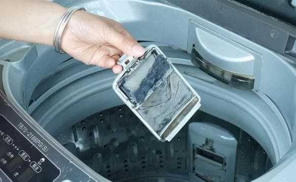 Máy giặt 3 tháng không vệ sinh còn 'bẩn hơn bồn cầu'? Đổ 1 bát nước tẩy rửa tự chế để làm sạch hoàn toàn vết bẩn