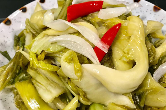 Mẹo làm dưa cải vàng giòn không khú, không nổi váng, nước trong veo