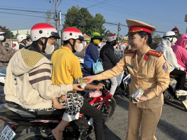 Cảnh sát giao thông “tiếp sức” cho người dân miền Tây rời quê trở về nơi làm việc