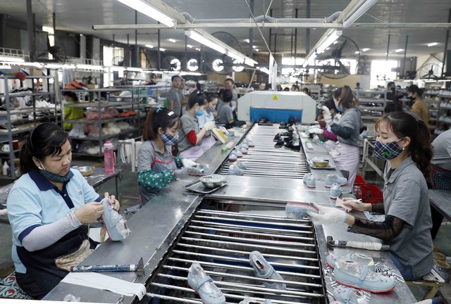 Doanh nghiệp, tiểu thương vượt khó trong sản xuất, kinh doanh