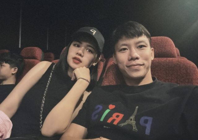 Valentine của hội cầu thủ: Quế Ngọc Hải cùng vợ đi xem phim, Hồ Tấn Tài, Thành Chung "nịnh vợ yêu" cực tình