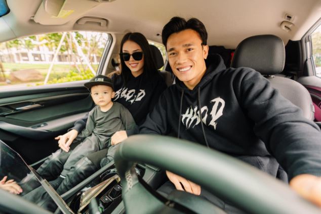 Bùi Tiến Dũng hạnh phúc với tết đặc biệt nhất, công khai khoá môi vợ mẫu tây trước mặt mẹ vợ