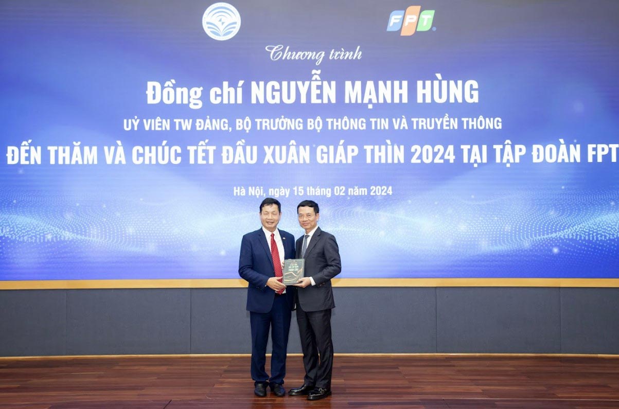 Bộ trưởng Nguyễn Mạnh Hùng: FPT 'đặt cược' vào AI, chip bán dẫn và phần mềm ô tô là chiến lược đúng đắn