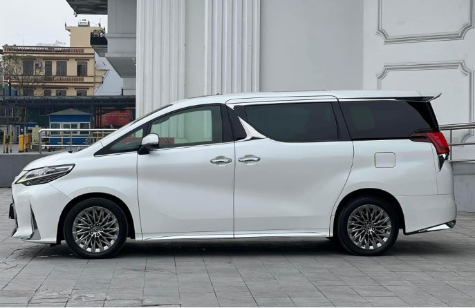 MPV ‘chủ tịch’ Lexus LM350 lăn bánh 1 năm mất giá ngang một chiếc Mercedes-Benz C-Class