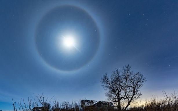 Tại sao mặt trăng đôi khi có 'vầng hào quang' xung quanh?