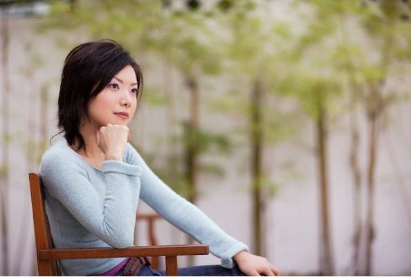 Mẹ chồng cũ ngồi ngoài cửa cả đêm để chờ tôi và đưa ra lời thỉnh cầu khó tin