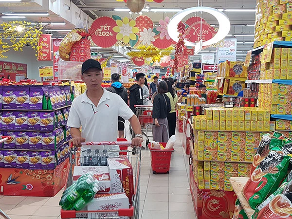Lượng khách, sức mua tại các siêu thị, trung tâm thương mại ở Đà Nẵng dịp Tết Giáp Thìn 2024 tăng 25 - 35% so với ngày thường.