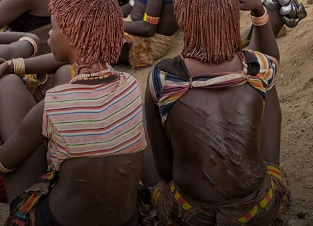Đến với bộ tộc Hamar sống tại thung lũng sông Omo (Ethiopia), không ít du khách phải ngạc nhiên trước tấm lưng trần chằng chịt sẹo lớn, nhỏ của những phụ nữ bản địa nhỏ bé. Đây chính là chứng tích từ những cuộc đánh đập đẫm máu trong một lễ hội theo tín ngưỡng địa phương.