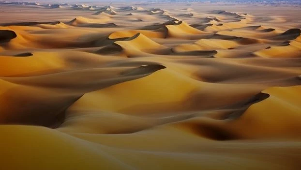 Sa mạc Sahara là sa mạc nóng nhất trên thế giới. Xét về kích thước, Sahara là sa mạc lớn thứ ba, sau sa mạc Bắc Cực và Nam Cực. Sa mạc rộng lớn này bao phủ hầu hết Bắc Phi. Phía Bắc giáp Địa Trung Hải, phía Nam giáp thung lũng sông Niger, phía Đông giáp Biển Đỏ và phía Tây giáp Đại Tây Dương. Ngay cả trong môi trường khắc nghiệt như vậy, sa mạc Sahara có một vẻ đẹp không gì sánh được. Các thung lũng khô, núi, bãi muối, đá, cồn cát, đồng bằng sỏi à ốc đảo ở Sahara độc đáo và đẹp đến nghẹt thở. Gần 25% sa mạc Sahara được bao phủ bởi các đụn cát. Một số nơi có cồn cát cao tới 180m.