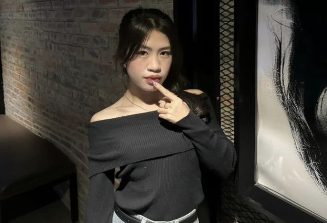 "Cơn lốc đường biên" Thanh Nhã gây sốt, vừa mặc váy hai dây gợi cảm giờ lại khoe vai trần quyến rũ