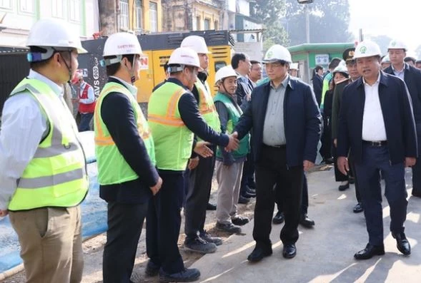 Thủ tướng Phạm Minh Chính thăm, tặng quà người lao động làm việc xuyên Tết trên công trường nhà ga ngầm S12, tuyến đường sắt đô thị số 3 Hà Nội (Nhổn-ga Hà Nội).