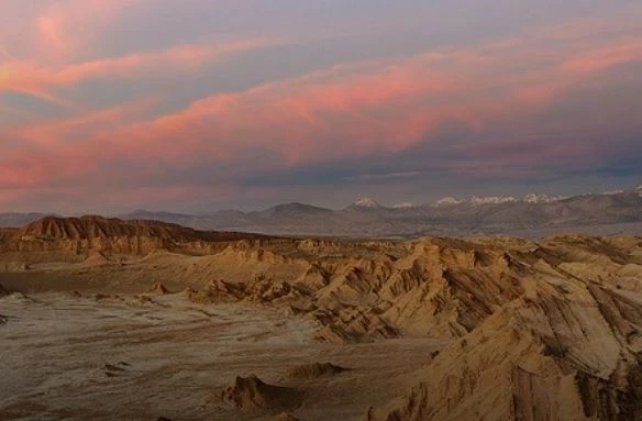 Sa mạc Atacama là sa mạc khô hạn nhất trên thế giới. Nằm ở phía Bắc Chile, Atacama hầu như không có mưa. Lượng mưa trung bình được ghi nhận ở sa mạc này chỉ là 1mm mỗi năm. Khi so sánh sa mạc Atacama khô hơn 50 lần Thung lũng Chết ở California. Dãy núi Andes và dãy ven biển Chile ở cả hai phía của sa mạc Atacama ngăn chặn hơi ẩm đến với nơi này. Kết quả là đất ở đây khô cằn và thiếu sức sống. Điều thú vị là địa hình ở Atacama trông giống như sao Hỏa. Độ cao lý tưởng, bầu trời quang đãng và không khí trong lành khiến Atacama trở thành một trong những nơi tốt nhất để ngắm sao. Ở đây có tới 3 đài quan sát quốc tế đang hoạt động.