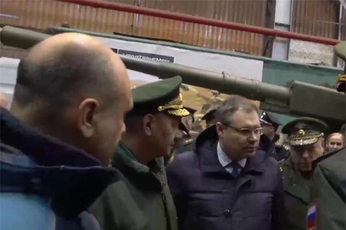 Một tuyên bố bất ngờ đã được đưa ra trong chuyến thăm, kiểm tra nhà máy sản xuất pháo tự hành Koalitsiya-SV tại Yekaterinburg của Bộ trưởng Quốc phòng Nga - Đại tướng Sergei Shoigu.