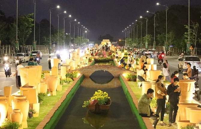 Đường gốm và hoa dài nhất Việt Nam hút khách ở Vĩnh Long.