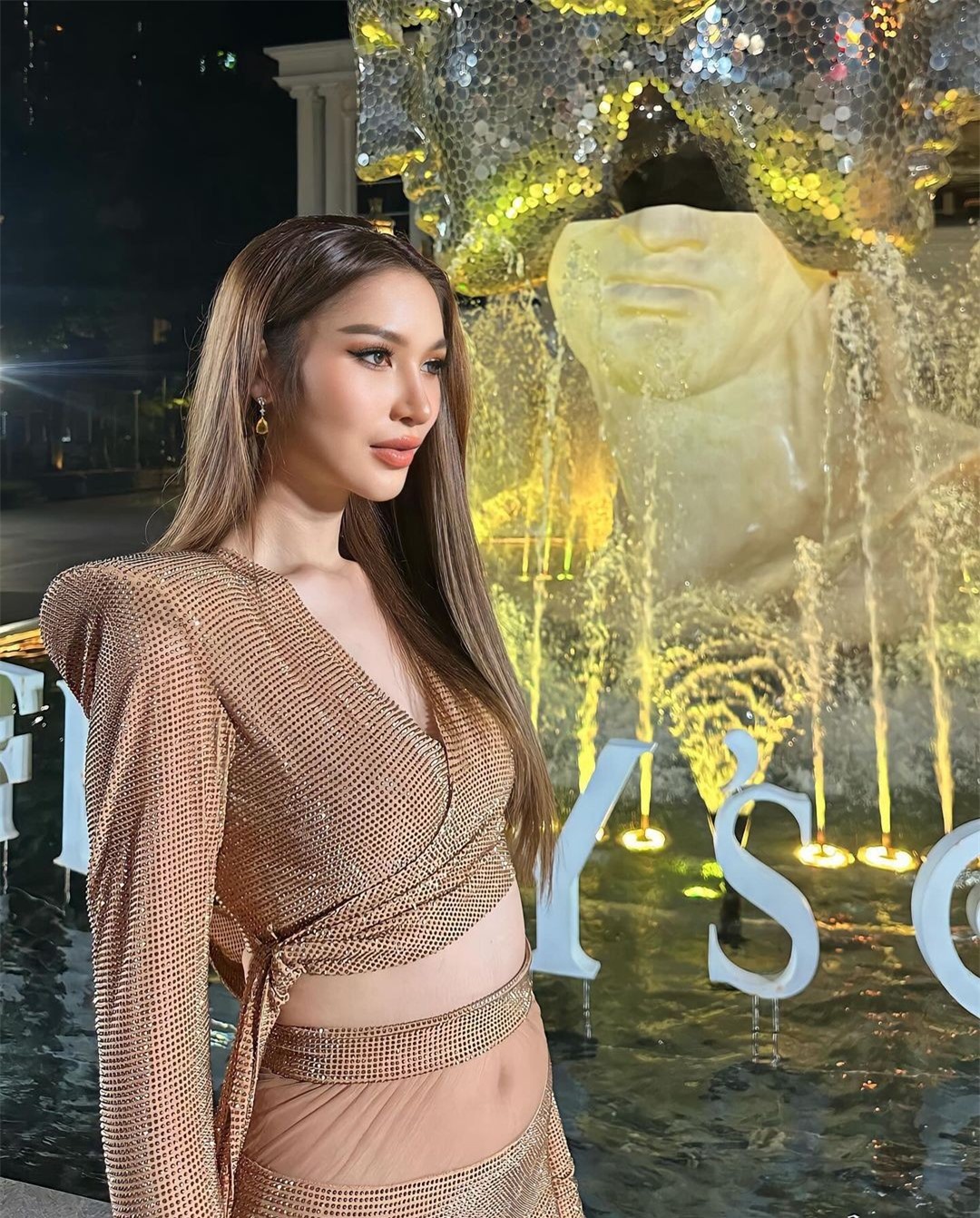 Nhan sắc người đẹp chuyển giới lăn ra sàn khi đăng quang hoa hậu ảnh 15