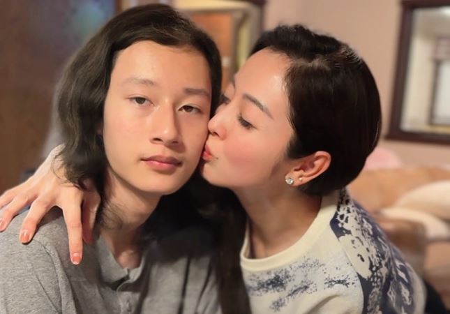 Khoe ảnh con trai đẹp trai như tài tử, Hoa hậu Jennifer Phạm bất ngờ được khen: Chắc hẳn là một bà mẹ tâm lý!