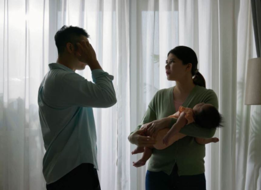 Chồng đòi ly dị vì vợ kiên quyết đòi ở nhà bế con không chịu đi làm, nghe đã thấy giận nhưng biết lý do dân mạng lại ủng hộ