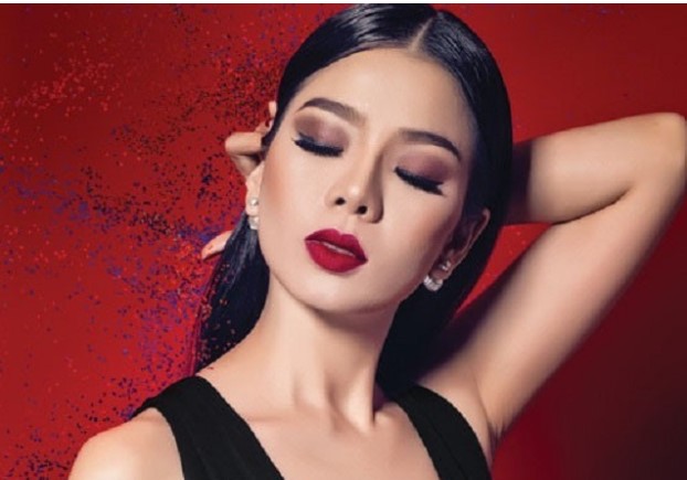 Lệ Quyên bị dân mạng chê 'trưởng giả học làm sang' khi viết cảm ơn bằng tiếng Pháp cũng sai chính tả